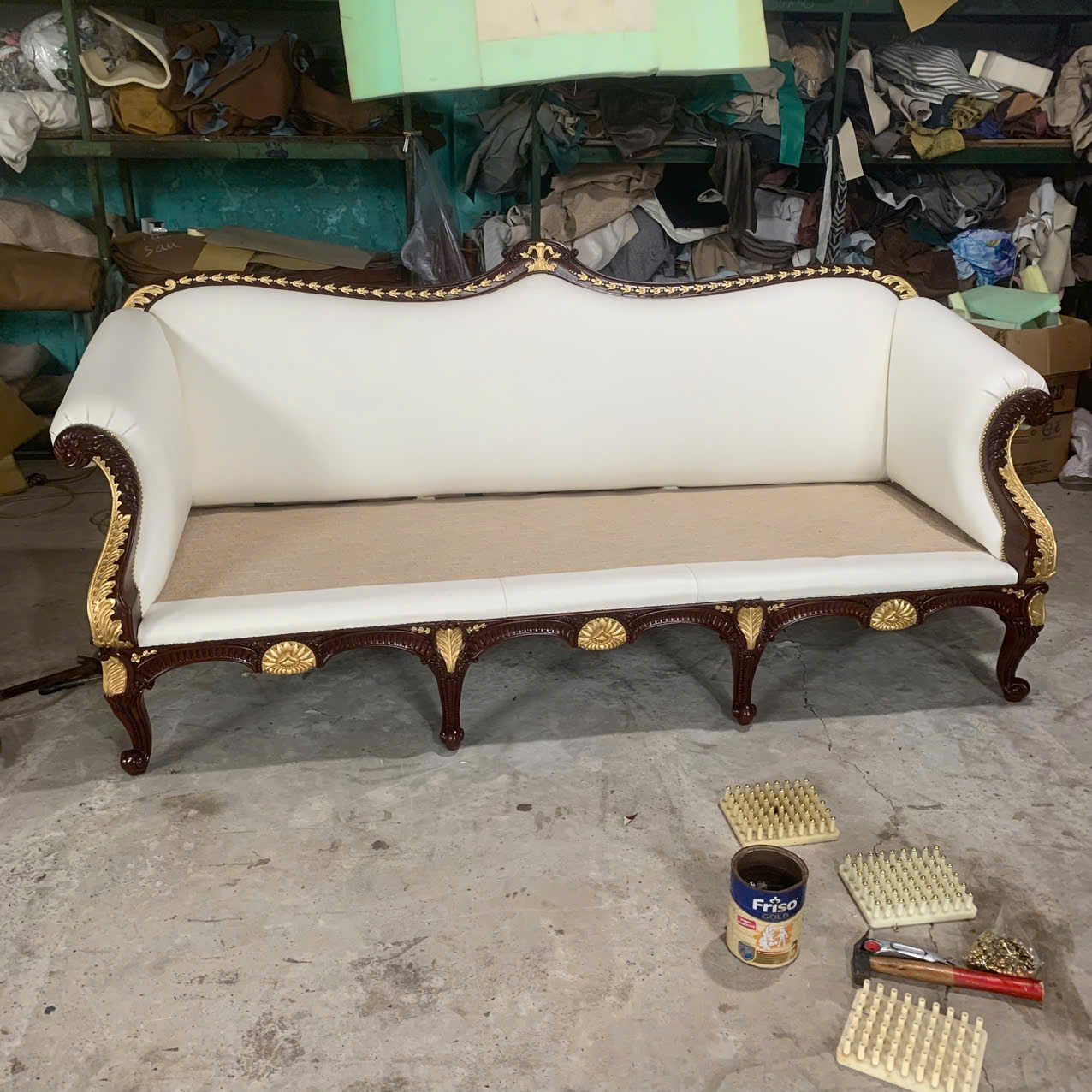 bo-sofa-dat-vang-althorp-ve-dep-quy-toc-vuot-thoi-gian